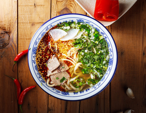 又一大新星牛肉拉面品牌橫空出世，名字叫做“筷三國(guó)”|餐飲界