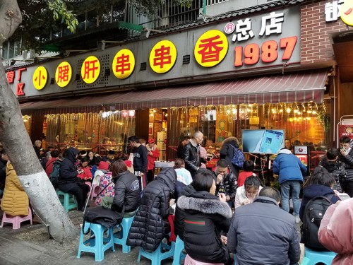  成都鋼管廠五區(qū)小郡肝串串香傳承匠心品質(zhì)，火爆實至名歸