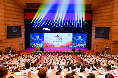  第六屆中國行業(yè)影響力品牌峰會，雅座CEO白昱對話央視康輝
