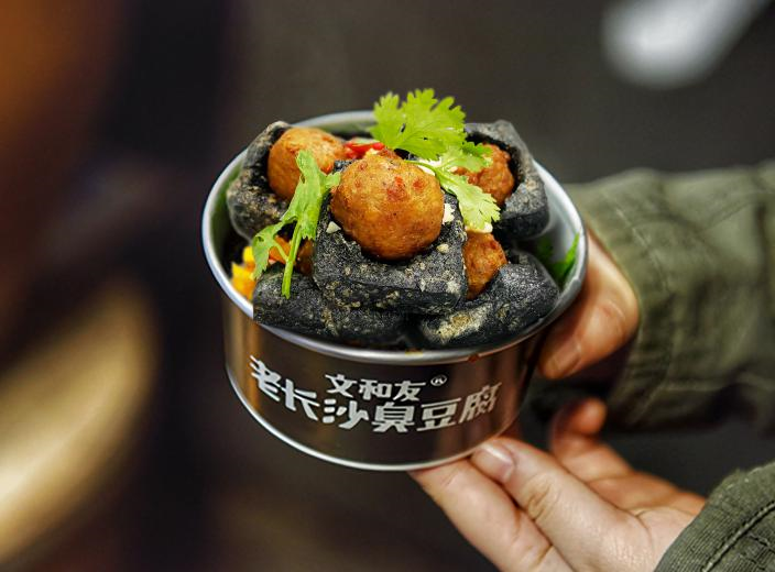 風(fēng)口下的美食進(jìn)化，星期零與文和友老長沙臭豆腐“牽手”做植物肉臭豆腐