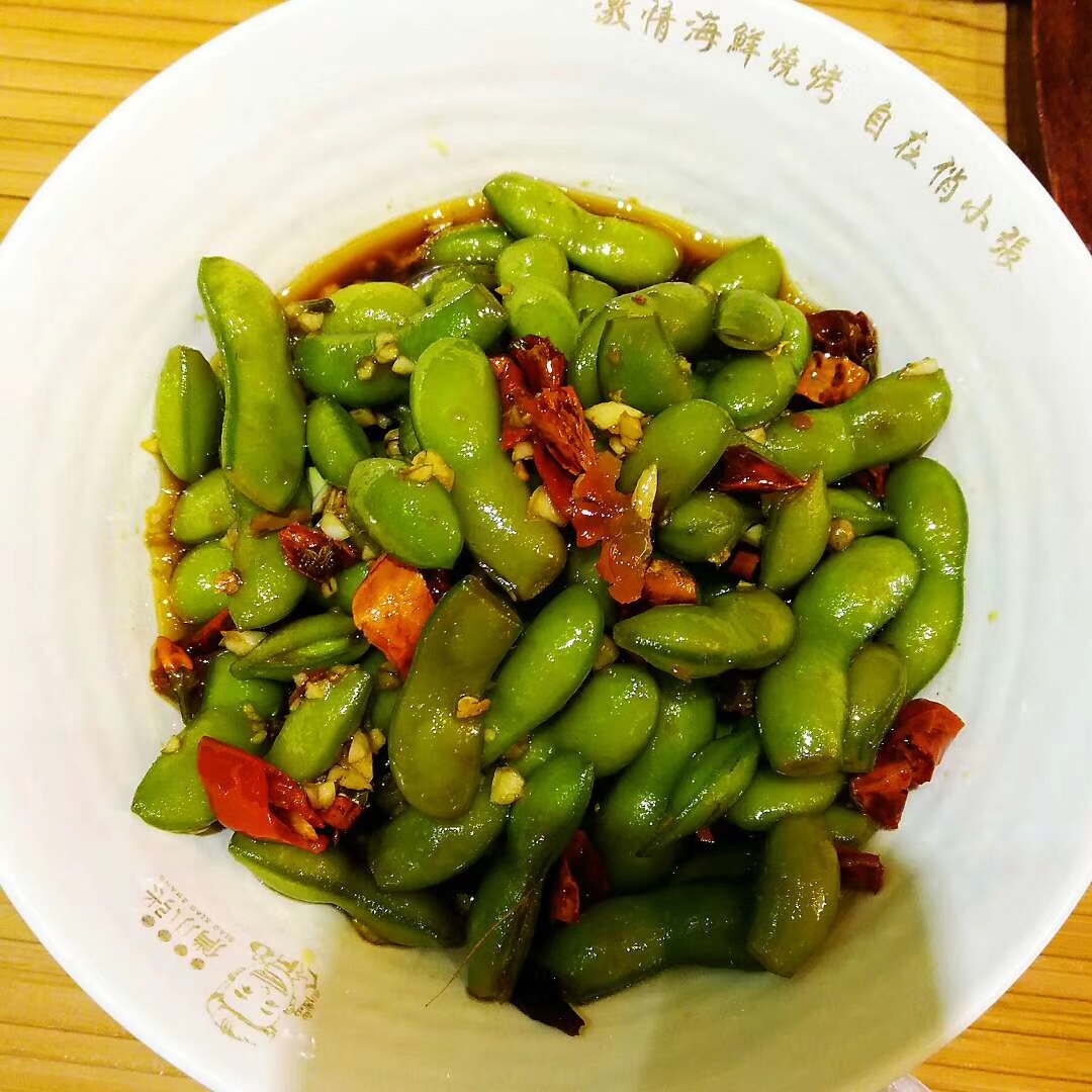 野生本色在森林里種小木耳，發(fā)展大產(chǎn)業(yè)