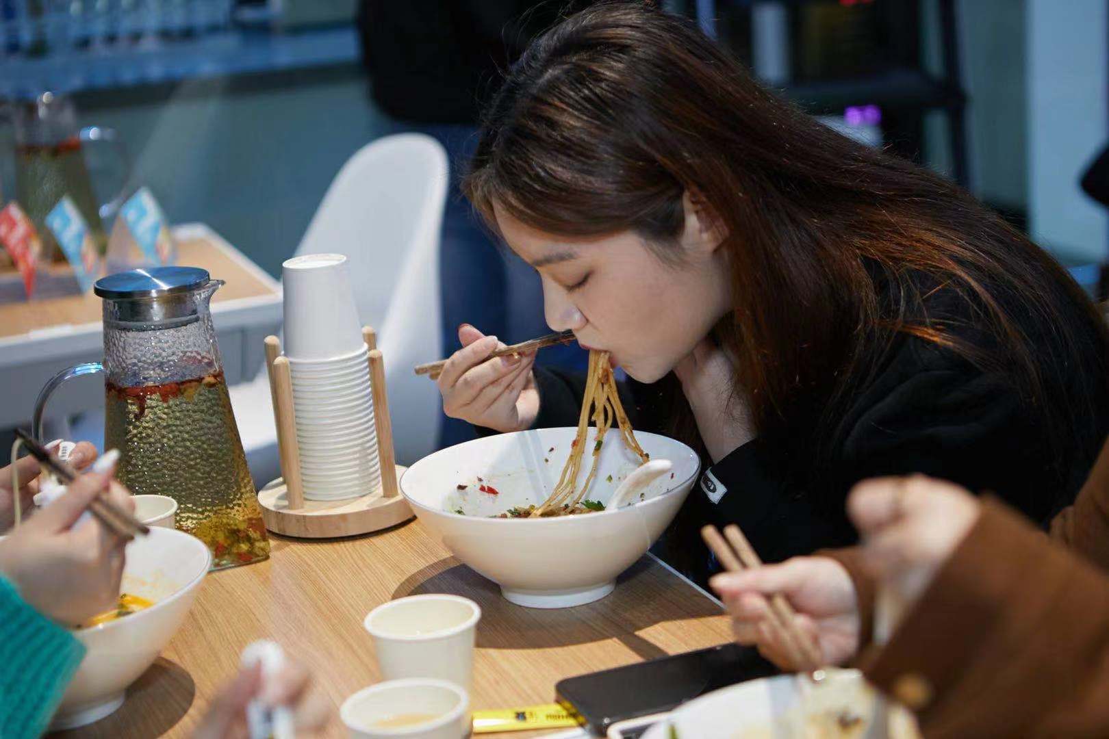 創(chuàng)新“智能面館”新賽道 ，數(shù)字化賦能掘金千億級(jí)面類市場(chǎng)|餐飲界