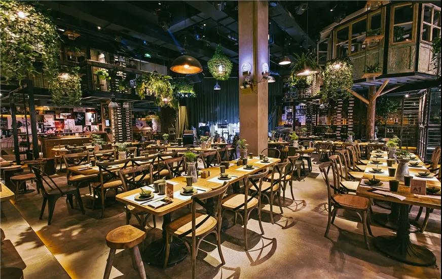 星巴克、火鍋店搶著入局的小酒館，到底好在哪里？