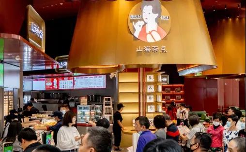 茶飲x漢服、火鍋x啤酒、咖啡x電競(jìng)，跨界聯(lián)名店又有啥新玩法？