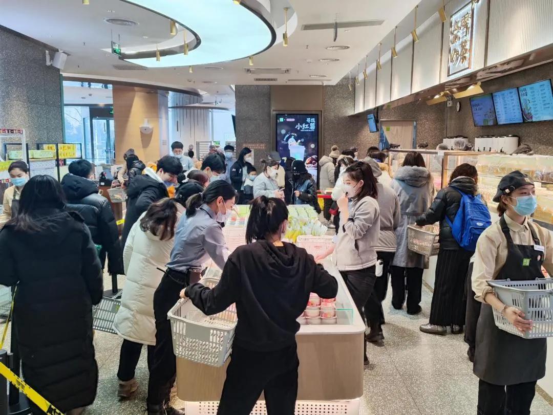 奈雪哈爾濱單店日營收40萬刷新紀(jì)錄，店員開工喜提獎(jiǎng)金萬余元