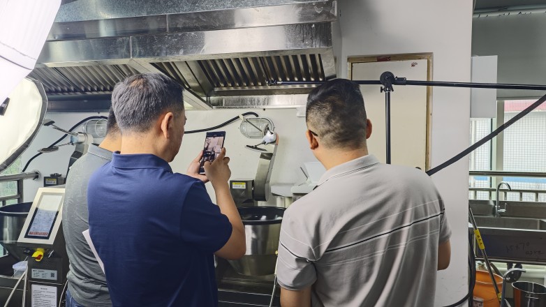 炒菜機器人席卷餐飲，預(yù)制菜迎來終結(jié)者？|餐飲界