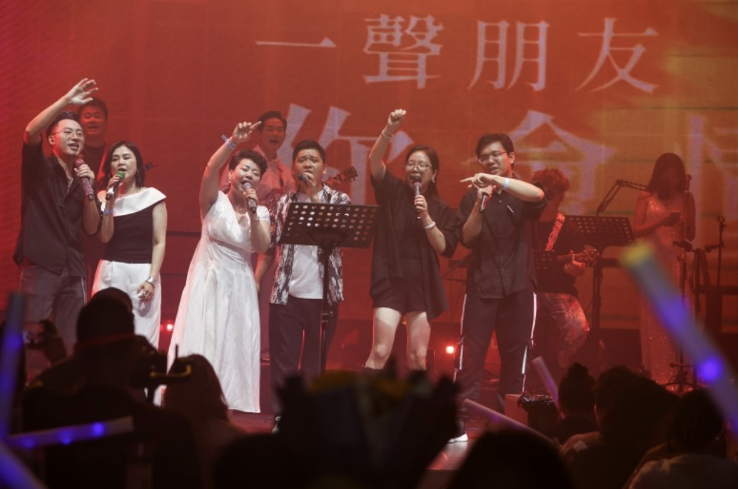 鶴九“瘋之巔”愛心音樂會奏響公益強(qiáng)音 善款點亮瑤鄉(xiāng)童心