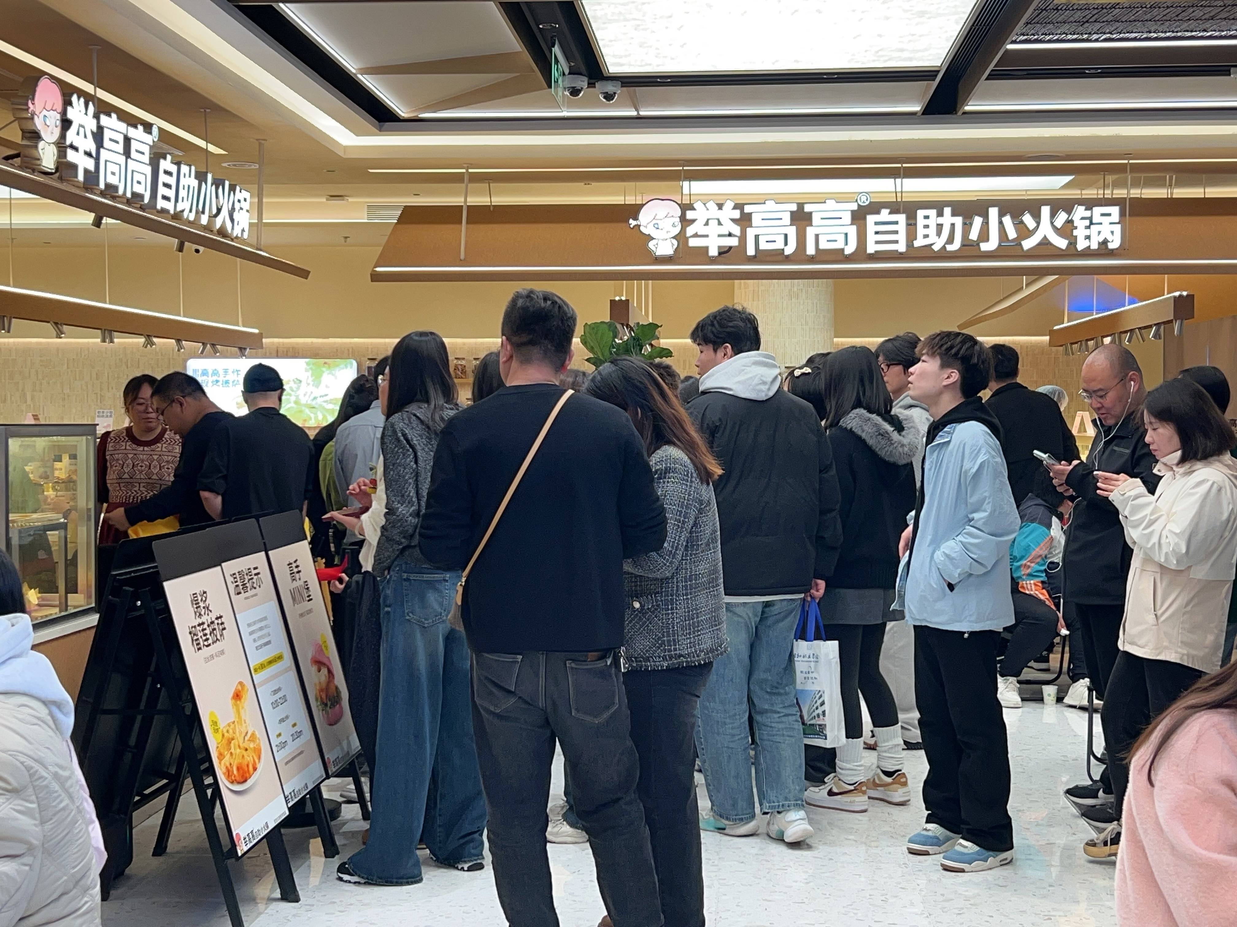 輕裝上陣的“舉高高”，為海底撈探出一條新路