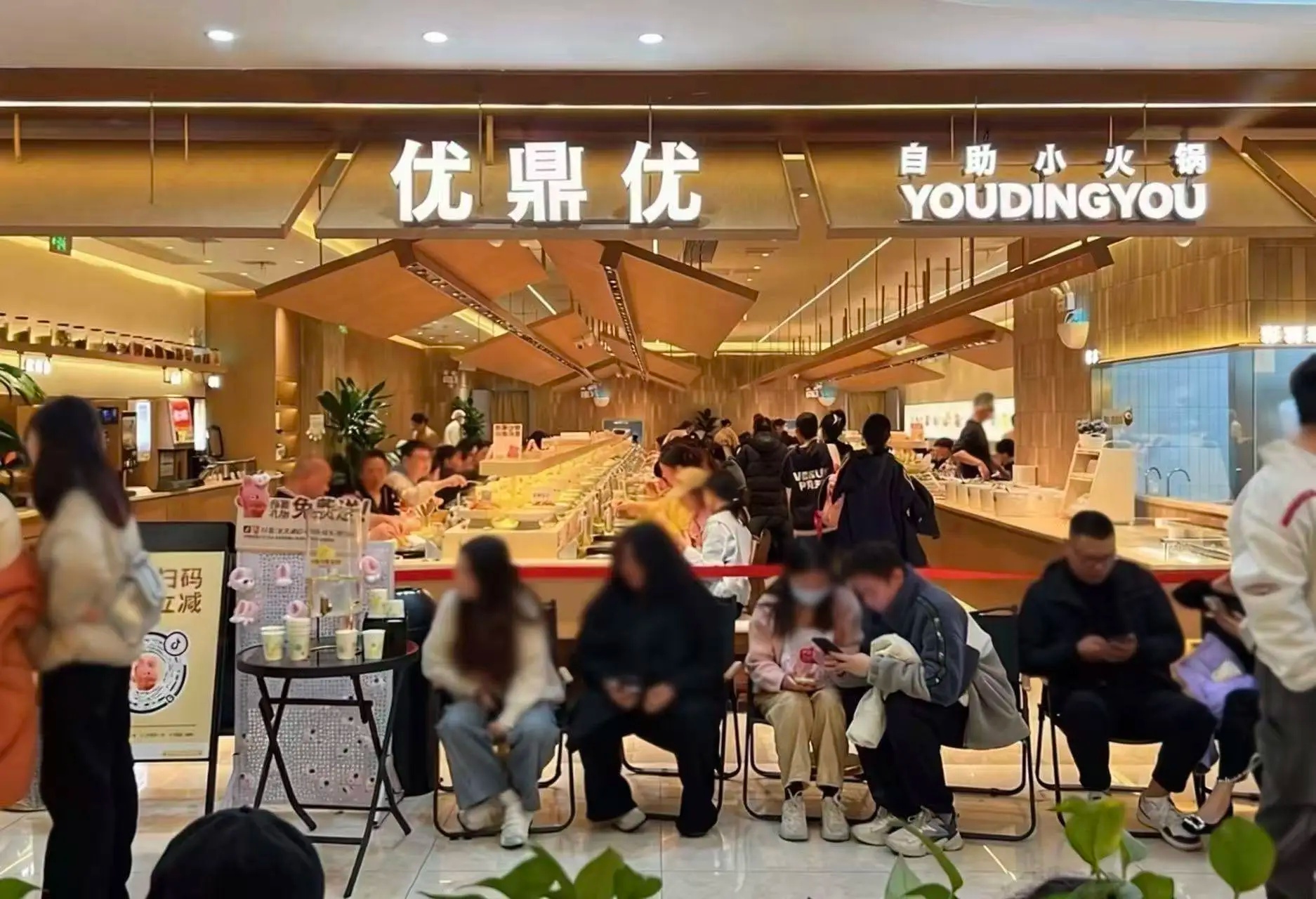 長(zhǎng)沙又出新王，日排隊(duì)超2000桌，海底撈旗下舉高高原班人馬再造一個(gè)小火鍋！